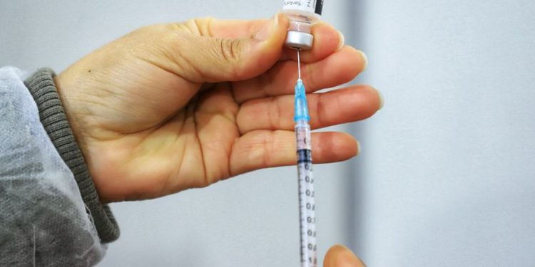 7 milhões de doses foram aplicadas no Paraná; 63% dos adultos já receberam uma vacina