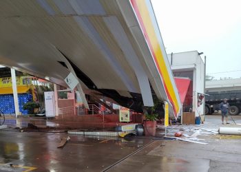 Câmera mostra caminhão desgovernado batendo em posto de combustível