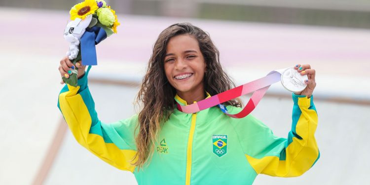 Fadinha, medalhista mais jovem do Brasil, fala com à Rádio Cultura após prata em Tóquio