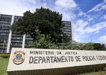 PF abre inquérito para apurar conduta do presidente no caso Covaxin