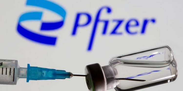Saúde decide reduzir intervalo entre doses de vacina da Pfizer de 3 meses para 21 dias