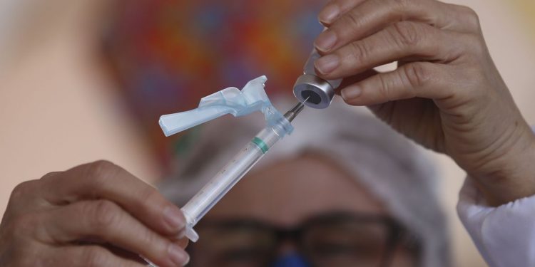 Com 60% da população vacinada, mortes e casos de covid-19 caem 40%