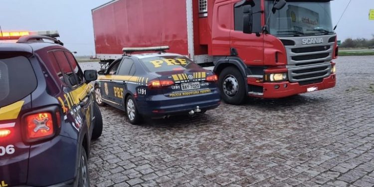 PRF prende contrabandistas que furaram bloqueio policial