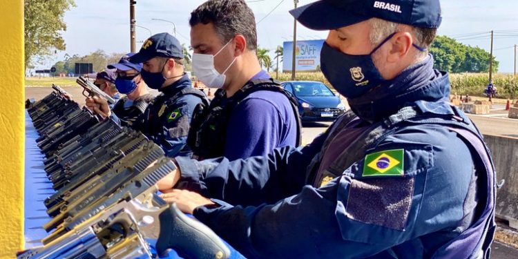 PRF apreende arsenal de mais de cinquenta pistolas e carregadores em STI