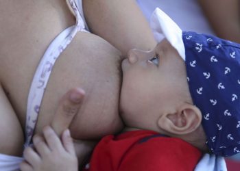 Anticorpos contra covid-19 podem passar para bebês pelo leite materno
