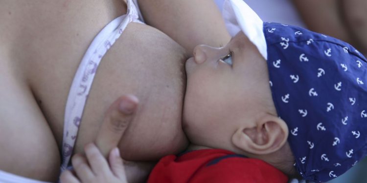 Anticorpos contra covid-19 podem passar para bebês pelo leite materno