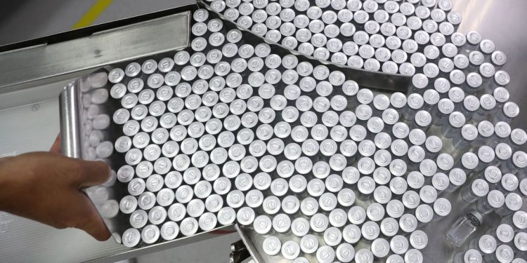 CoronaVac eleva resposta em pacientes imunossuprimidos, mostra estudo