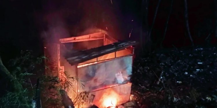 Bombeiros atendem incêndio em área carente de Foz durante a madrugada