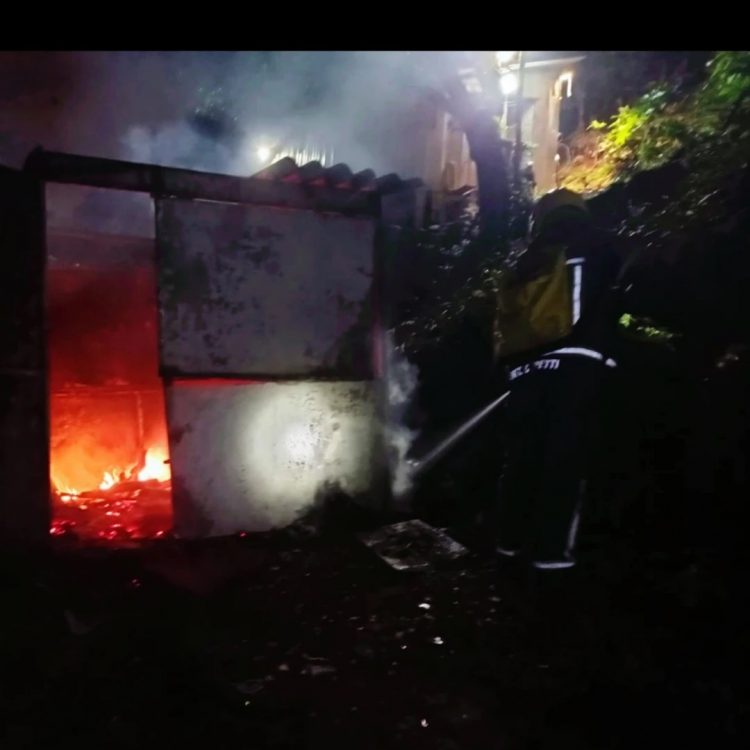 Bombeiros atendem incêndio em área carente de Foz durante a madrugada