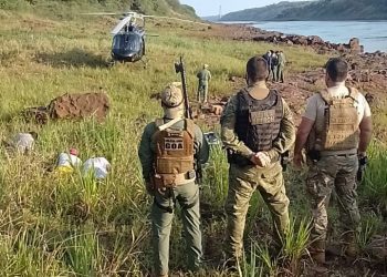 Embarcação carregada com maconha no Rio Paraná é flagrada pelo helicóptero da PF
