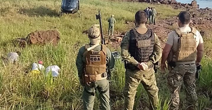 Embarcação carregada com maconha no Rio Paraná é flagrada pelo helicóptero da PF