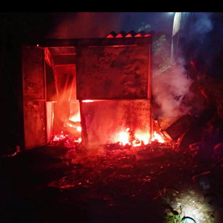 Bombeiros atendem incêndio em área carente de Foz durante a madrugada