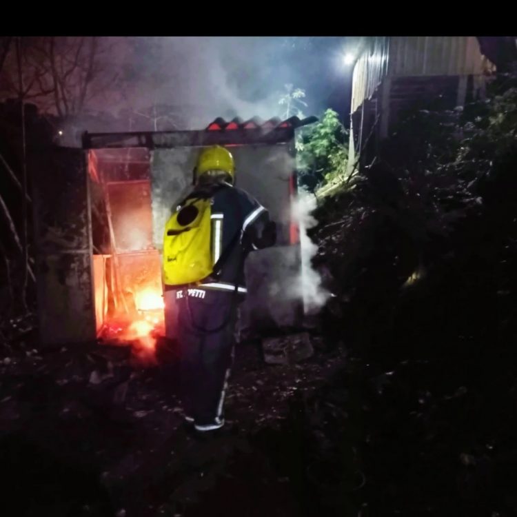 Bombeiros atendem incêndio em área carente de Foz durante a madrugada