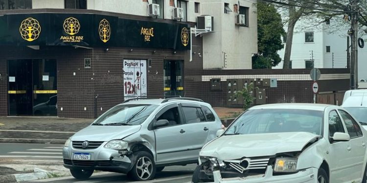 Carros se envolvem em acidente em cruzamento da República Argentina