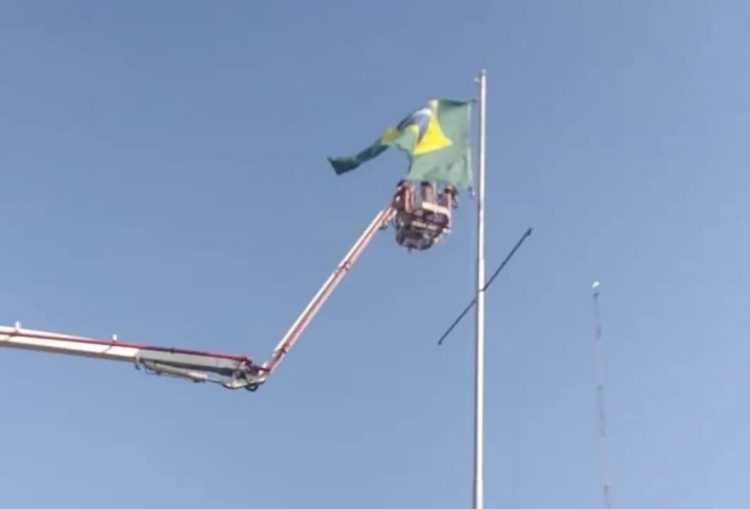 Corpo de Bombeiros realiza manutenção no mastro do batalhão do Exército