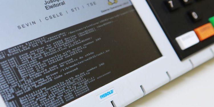 Ex-presidentes do TSE divulgam nota em defesa do processo eleitoral