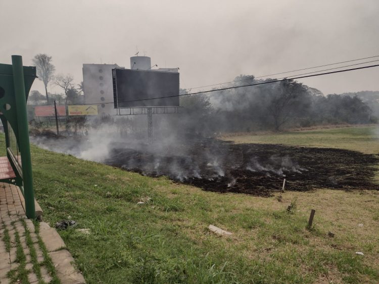 Bombeiros controlam incêndio em vegetação na Avenida Costa e Silva