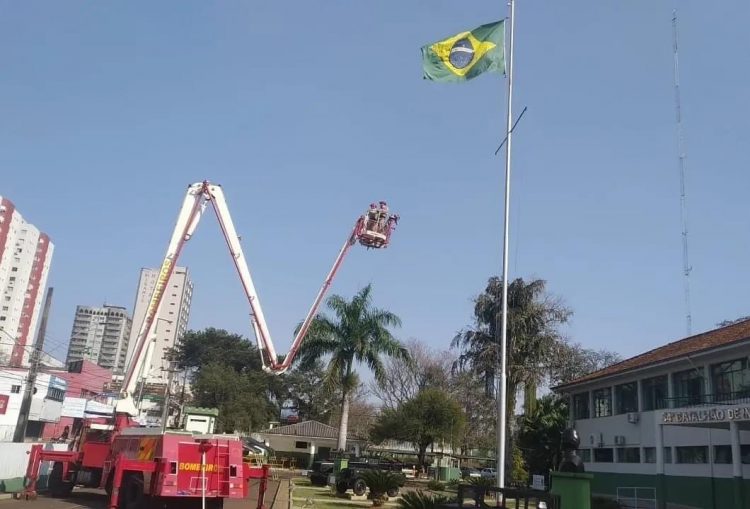 Corpo de Bombeiros realiza manutenção no mastro do batalhão do Exército