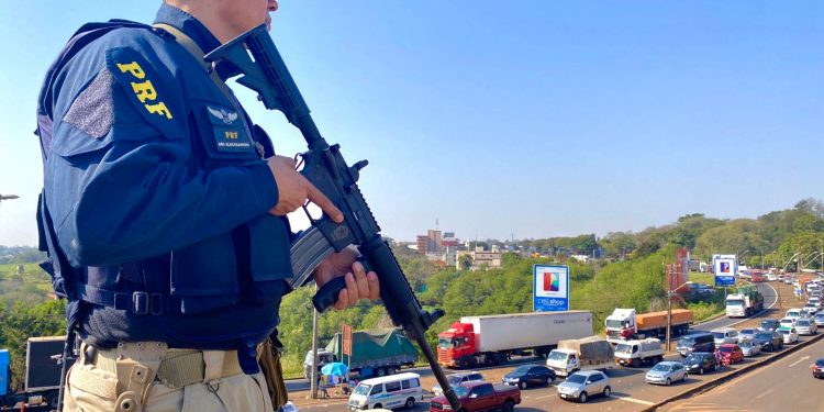 PRF desencadeia operação contra crimes na zona primária de fronteira em Foz do Iguaçu
