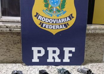 PRF prende passageiro de ônibus com 4 revólveres