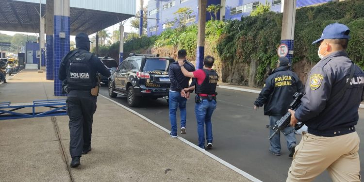 Polícia Federal recebe extraditado do Paraguai em Foz do Iguaçu