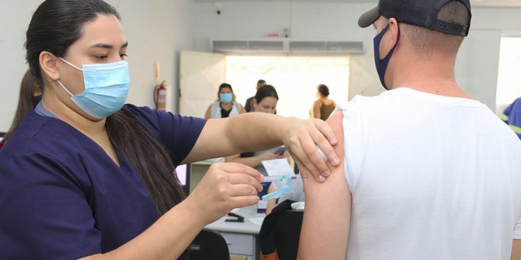Foz do Iguaçu alcança 96% da população adulta vacinada