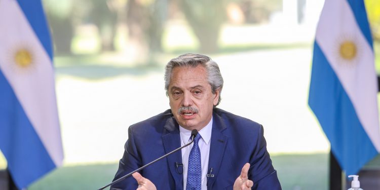 Alberto Fernández deve tratar sobre reabertura da fronteira com o Brasil, em visita a Puerto Iguazú
