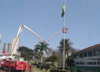 Corpo de Bombeiros realiza manutenção no mastro do batalhão do Exército