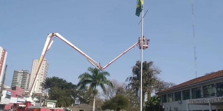 Corpo de Bombeiros realiza manutenção no mastro do batalhão do Exército