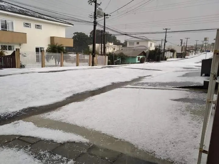 “Inesperada’, chuva de granizo toma conta de Curitiba e região; imagens impressionam