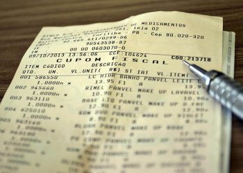 Cobrança indevida no supermercado pode gerar devolução em dobro, alerta Procon-PR