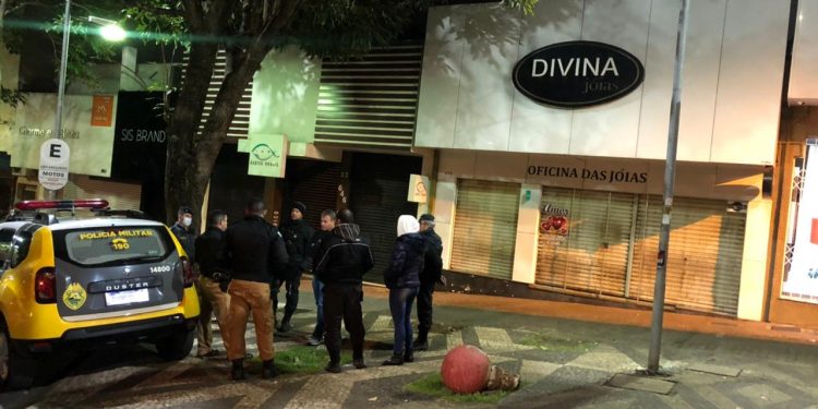 Equipes da Polícia Militar frustam furto à joalheria