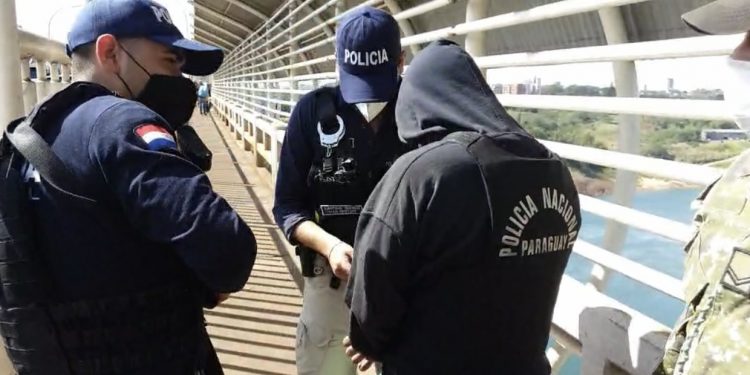 Brasileiro expulso do Paraguai é levado pela Interpol até a metade da Ponte