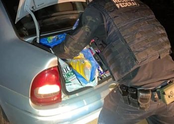 Receita retém veículo com bagageiro carregado com equipamentos de fibra óptica