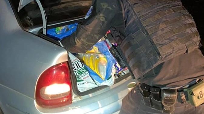 Receita retém veículo com bagageiro carregado com equipamentos de fibra óptica