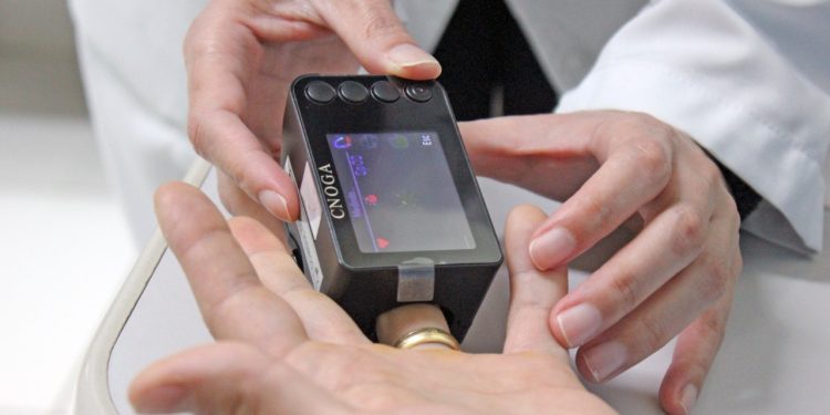 Hemonúcleo de Foz recebe novo equipamento para análise de hemoglobina e hematócrito