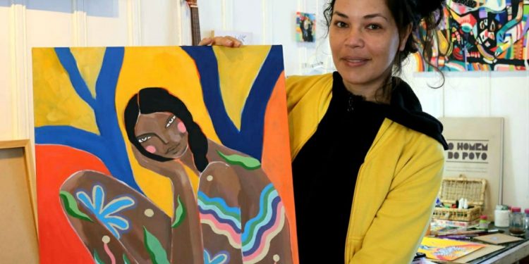 Artistas do Iguaçu: Com cores, símbolos e mistura de povos, Cleise Vidal pinta quadros sobre as sutilezas do mundo