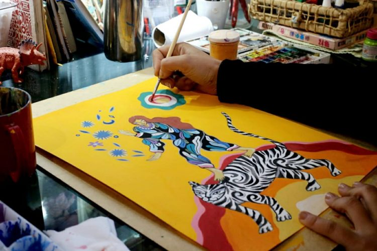 Artistas do Iguaçu: Com cores, símbolos e mistura de povos, Cleise Vidal pinta quadros sobre as sutilezas do mundo