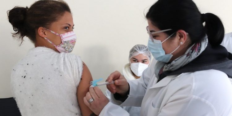 Foz tem mais de 80% da população adulta vacinada com a primeira dose contra a Covid-19