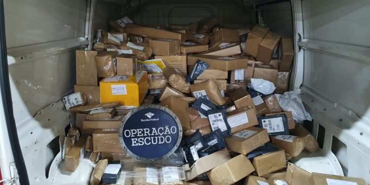 Receita Federal retêm 480 remessas postais suspeitas de descaminho em Foz do Iguaçu