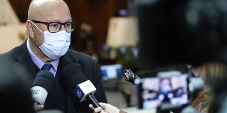 Multa inibe fura-fila na vacina contra covid