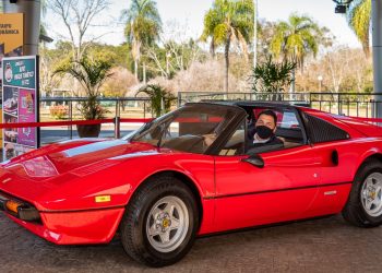 Ícone da série de TV Magnum, Ferrari 308 GTS é exposta no Centro de Visitantes da Itaipu