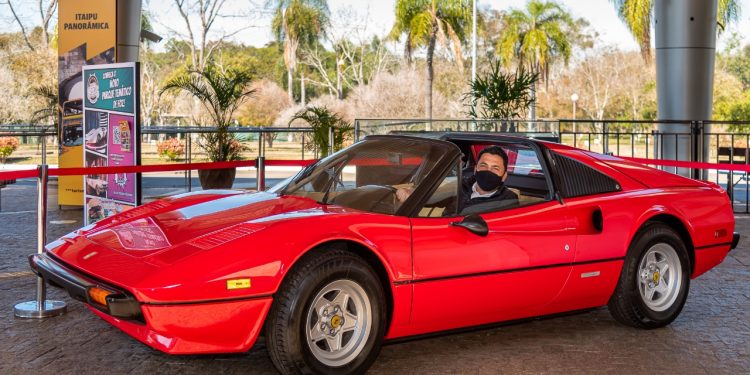 Ícone da série de TV Magnum, Ferrari 308 GTS é exposta no Centro de Visitantes da Itaipu