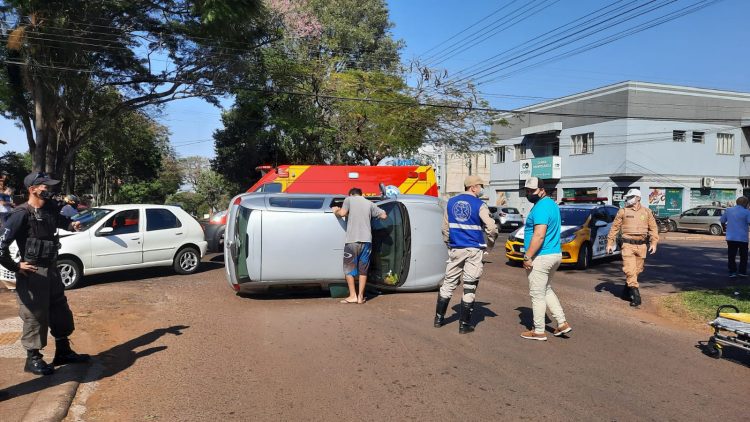 Mulher é atendida pelo SIATE após acidente na Avenida Pôr do Sol