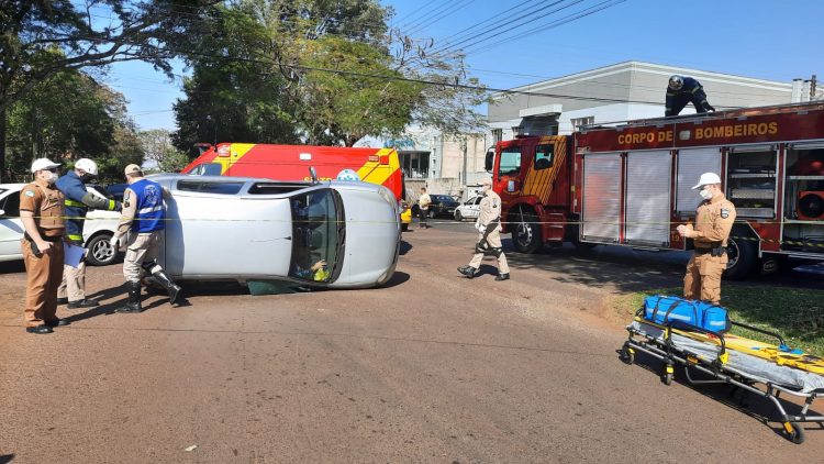 Mulher é atendida pelo SIATE após acidente na Avenida Pôr do Sol