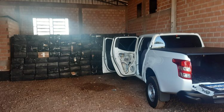 Homem é preso com armas, veículo roubado e cigarros contrabandeados