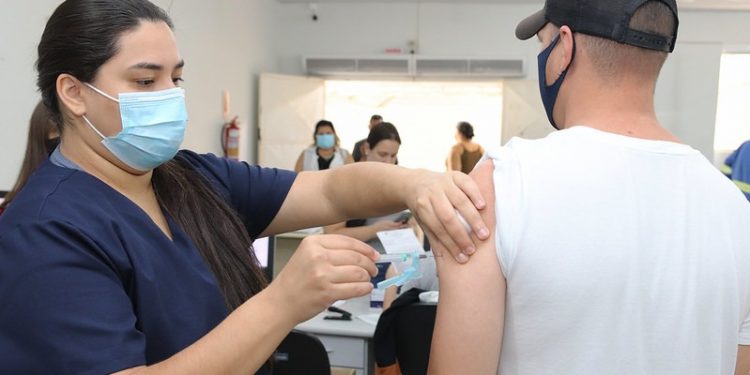 Prefeitura de Foz retoma vacinação contra a Covid em pessoas com 25 anos ou mais