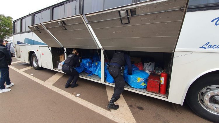 Receita Federal apreende três ônibus com contrabando e descaminho em Santa Terezinha