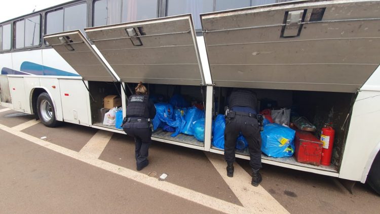 Receita Federal apreende três ônibus com contrabando e descaminho em Santa Terezinha