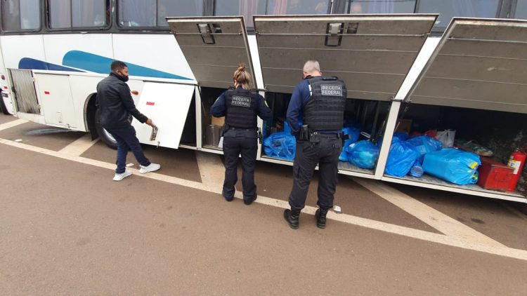 Receita Federal apreende três ônibus com contrabando e descaminho em Santa Terezinha